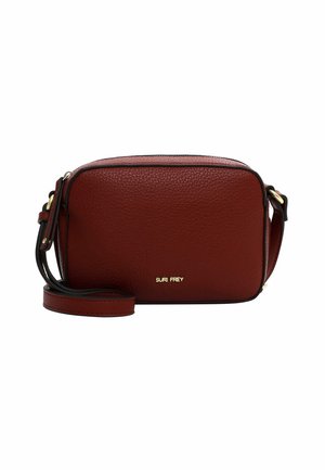 Sac bandoulière en cuir rouge texturé avec une sangle réglable, fermeture éclair et logo doré en relief. Forme rectangulaire avec des accents de garniture noire.