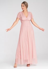 Maxikleid aus zartem rosa Chiffon mit V-Ausschnitt, kurzen, schwingenden Ärmeln und Empire-Taille. Der fließende Rock reicht bis zum Boden.