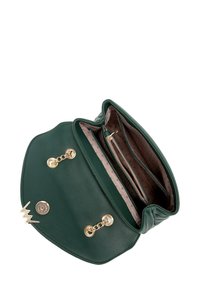 Zelená kožená kabelka s kulatým designem, zlatými detaily a texturovaným povrchem. Interiér obsahuje přihrádky s podšívkou s puntíky.