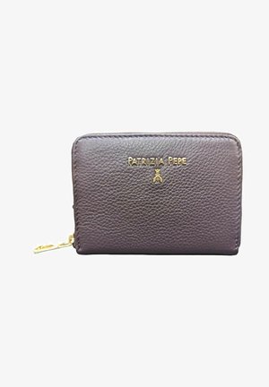 Portefeuille compact en cuir texturé marron foncé avec fermeture éclair dorée, arborant le nom de marque et le logo "PATRIZIA PEPE" en doré sur le devant.