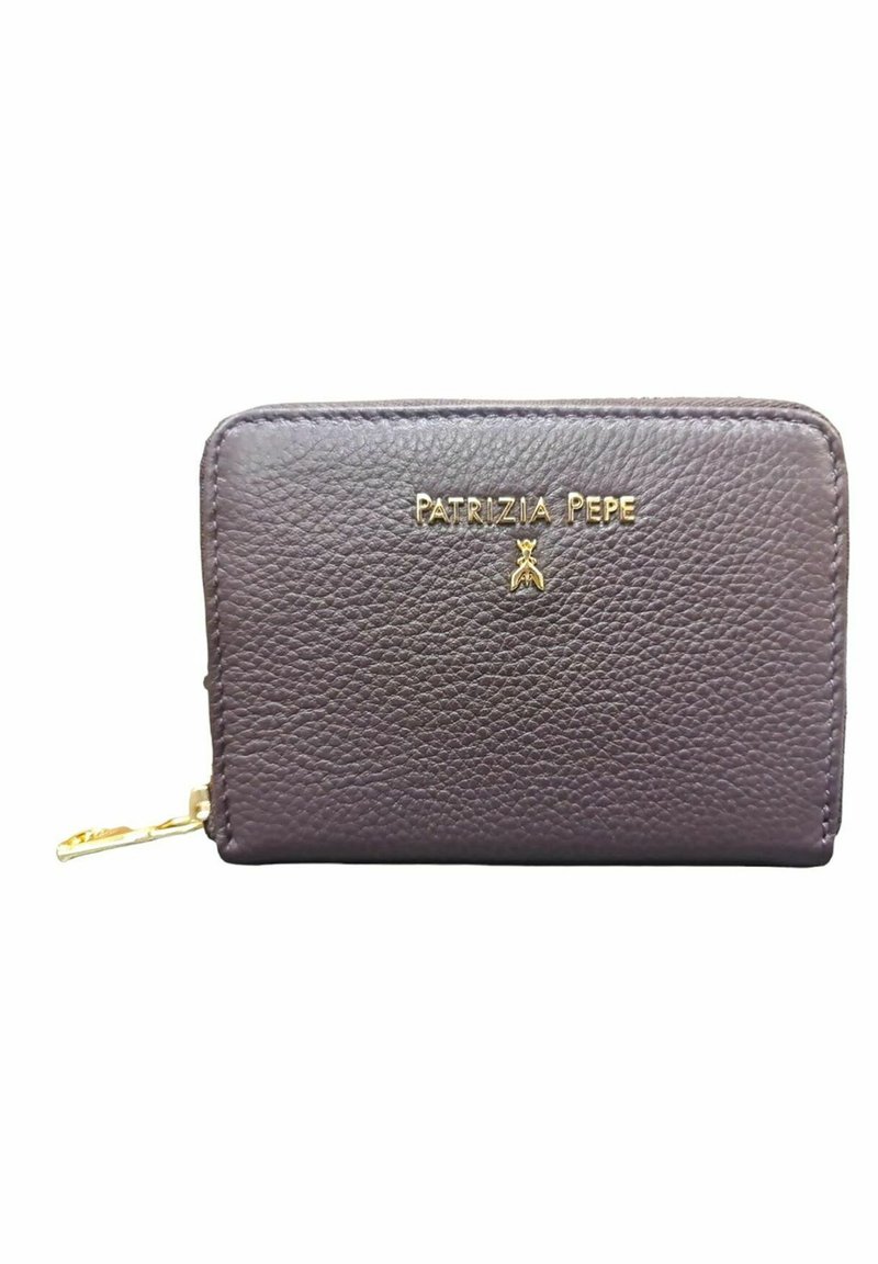 Portefeuille compact en cuir texturé marron foncé avec fermeture éclair dorée, arborant le nom de marque et le logo "PATRIZIA PEPE" en doré sur le devant.