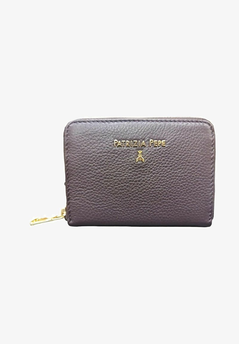 Portefeuille compact en cuir texturé marron foncé avec fermeture éclair dorée, arborant le nom de marque et le logo "PATRIZIA PEPE" en doré sur le devant.