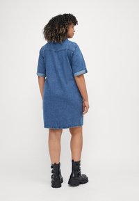 Vero Moda Curve VMCJENNIE - Dongerikjole - medium blue denim
