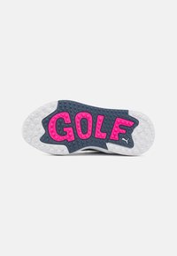 Golfskosula med en vit gummiyttersula, marinblå texturerad mittdel och djärv rosa "GOLF"-text. Innehåller greppstift för bra fäste.