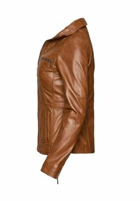 Bruine leren jas met een getailleerde pasvorm, voorzien van een geknipt kraag, zijzakken en een schuin borstzakje met zilveren hardware.