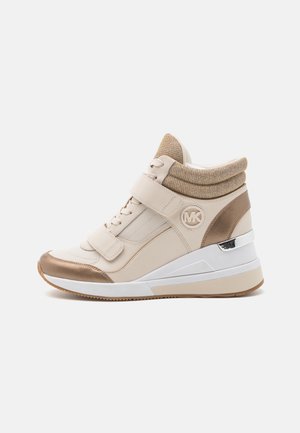 Basket montante beige et marron avec semelle blanche, bandes velcro, col en maille, lacets et logo rond sur le côté.