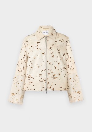 Veste beige à manches longues avec des taches marron, fermeture éclair à l'avant et col pointu, présentée sur un fond blanc uni.