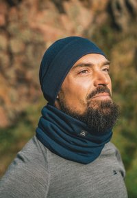 Beanie blu navy e scaldacollo realizzati in tessuto morbido e testurizzato. Il beanie si adatta bene, mentre lo scaldacollo ha un aspetto a strati.