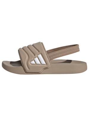 Sandalo beige senza lacci con cinturino superiore imbottito, logo Adidas bianco e cinturino elastico sul tallone per una vestibilità sicura.