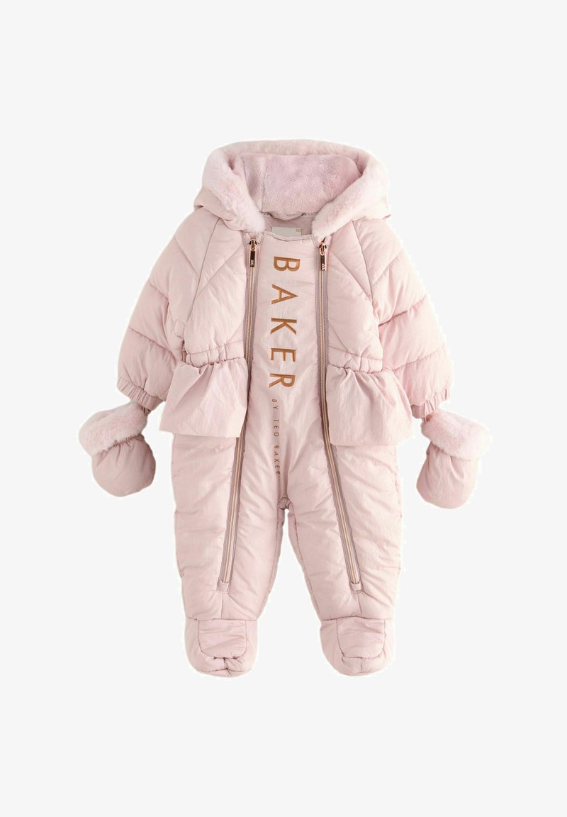 Roze gewatteerde sneeuwpak met een faux fur-voering aan de capuchon, rits-sluitingen, elastische manchetten en het logo "BAKER" aan de voorkant. Beschikt over een zachte, gegem quiltte textuur.