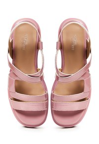 Le sandali in pelle verniciata rosa presentano un design a più cinghie con una parte posteriore aperta e una suola spessa, evidenziando una texture liscia e una finitura lucida.