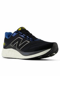 Sneaker neri con tomaia in mesh, accenti blu e logo riflettente argento. Suola intermedia bianca con imbottitura e suola esterna con grip texturizzato. Design traspirante.