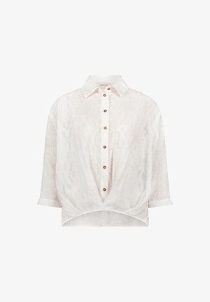 Blouse semi-transparente beige clair avec un col, des boutons marron sur le devant, des manches trois-quarts et un détail noué torsadé à l'ourlet.