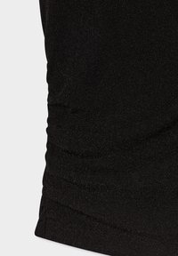 Czarna tkanina o subtelnym połysku, z teksturą marszczoną i gładkim, miękkim wykończeniem. Odpowiednia do wszechstronnego noszenia.