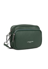 Borsa a tracolla in pelle sintetica verde con doppi scomparti con zip, hardware argentato e logo del marchio impresso sul davanti.