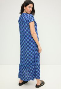 Studio Untold A-LINE ALLOVERPRINT V-AUSSCHNITT FLÜGEL-HALBARM - Vestito lungo - cornflower blue