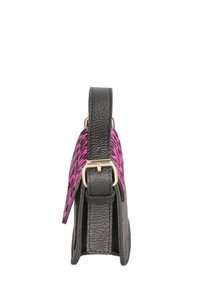 Borsa in pelle nera con dettagli in stampa leopardata rosa brillante, caratterizzata da una fibbia in metallo dorato e un design elegante. La vista laterale mostra superfici testurizzate.