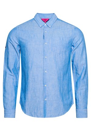 Lyseblå langærmet skjorte med knappeåbning og tekstureret stof, en lille brystlomme og klassisk krave. Har hvide knapper og syede detaljer.