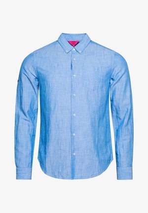 Lichtblauw, langarm, knoopshirt met een textuurstof, een kleine borstzak en een klassieke kraag. Voorzien van witte knopen en gestikte accenten.