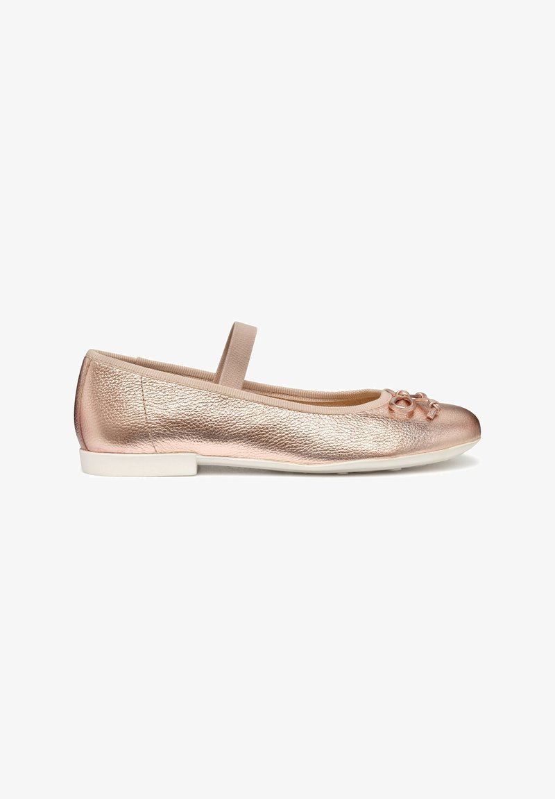Chaussure plate Mary Jane texturée en or rose avec bride élastique et petits nœuds décoratifs sur le bout arrondi, semelle blanche, vue de côté.