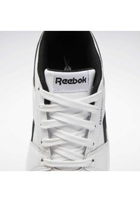 Baskets blanches avec des accents noirs, en matière cuir synthétique, design à lacets, languette rembourrée et logo Reebok bien visible sur la languette.