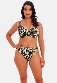 Bikini set met dierenprint, bestaande uit een twisted cup bh en hooggesneden broekjes met een gouden gespaccent. Kleurenschema omvat olijfgroen en wit.