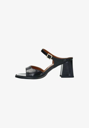 Schwarze Lackleder-High-Heel-Sandale mit offener Zehe, verstellbarem Knöchelriemen und klobigem Blockabsatz. Texturierte Oberfläche und braunes Innenfutter.