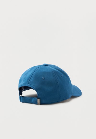 Μπλε βαμβακερό καπέλο μπέιζμπολ, εμφανιζόμενο από πίσω, με ρυθμιζόμενο λουράκι και μεταλλική αγκράφα σε απλό ανοιχτό φόντο.