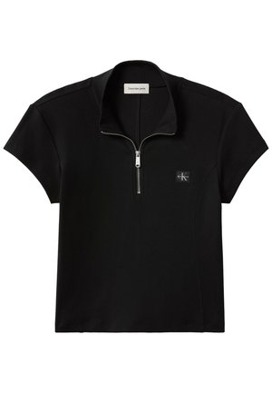 Musta lyhythihainen ribbineulospaita puolivetoketjukauluksella ja pienellä Calvin Klein -logopatchilla rinnassa.