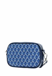 Borsa rettangolare blu con un motivo geometrico di triangoli blu chiari e scuri, con una finitura in pelle liscia e chiusura con zip.