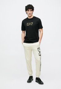 EA7 Emporio Armani TRAIN PREMIUM LABEL TEE SPECIAL LOGO - Apdrukāts T-krekls - black