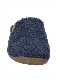 Granatowe klapki z teksturowanym, puszystym wierzchem i brązową, teksturowaną podeszwą. Okrągły czubek i mała metka z boku. Miękki materiał.