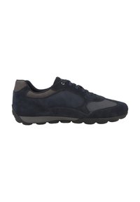 Sneaker in suede blu navy con una finitura liscia, caratterizzata da accenti scuri, punta tonda e suola in gomma texturizzata. Design con lacci per una vestibilità sicura.