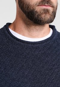 Pier One Stickad tröja - mottled dark blue