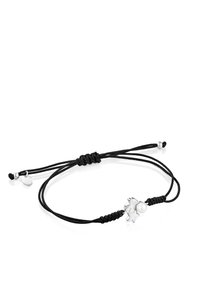Pulsera ajustable de cordón negro con un charm plateado con forma de estrella y un acento de perla blanca. Textura suave con detalles de nudos.