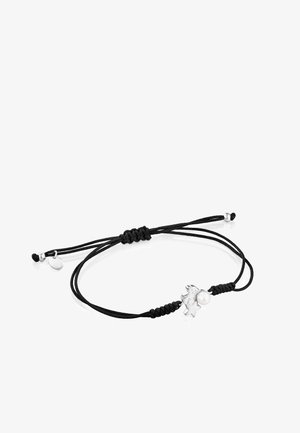 Bracciale regolabile in corda nera caratterizzato da un charm d'argento a forma di stella e un accento di perla bianca. Texture liscia con dettagli di nodo.