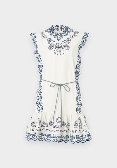 Λευκό αμάνικο φόρεμα με μπλε λουλουδένια κεντήματα, κυματιστά άκρα, λαιμόκοψη ψηλή και ζώνη στη μέση που δένει.