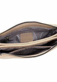 Portafoglio in pelle beige con più scomparti e un interno grigio a motivi, caratterizzato da una chiusura a zip e un'etichetta con marchio.