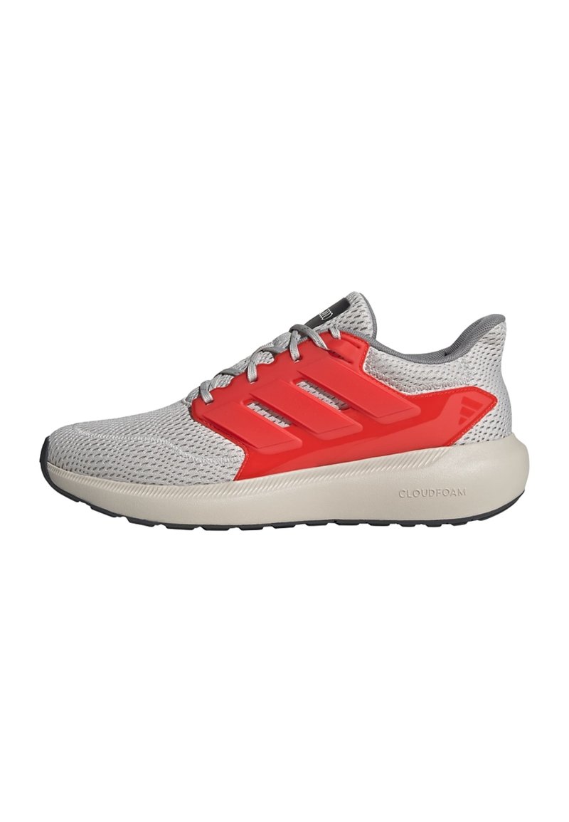 Chaussure de sport en mesh gris avec accents synthétiques rouges, fermeture à lacets, semelle amortissante marquée "CLOUDFOAM" et silhouette élégante.