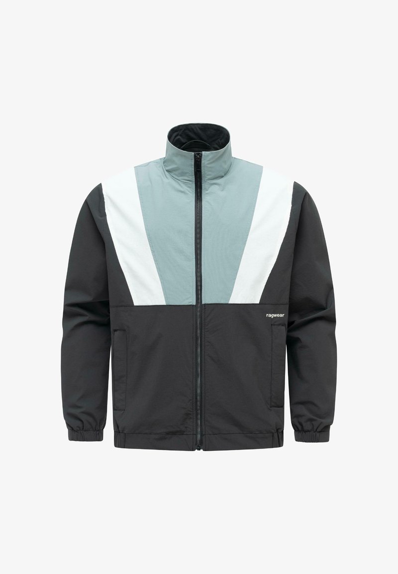Veste noire avec des panneaux inclinés bleu clair et blanc sur la poitrine, fermeture éclair frontale complète, poches latérales et col montant.