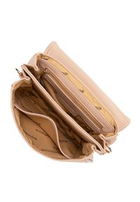 Borsa a tracolla in pelle tan con più scomparti, texture liscia, hardware in tonalità oro e foderatura in tessuto con logo. Include una tasca con zip.