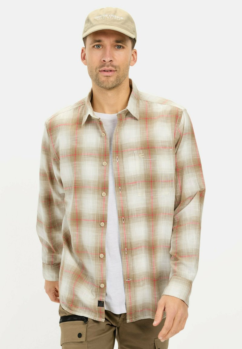 Geruite shirt in lichtbeige met rode en groene accenten, gemaakt van zachte stof. Beschikt over een knoopsluiting aan de voorkant en een borstzak. Casual ontwerp.