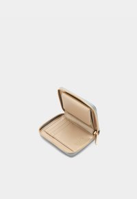 Gesloten kaartportemonnee in lichtblauw en goudleer, met een soepele binnenkant met kaartslots en een volle breedte compartiment.