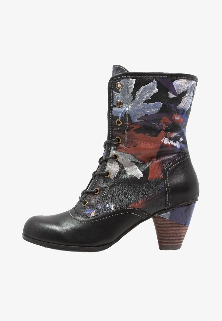 Bottine en cuir noir avec motif floral abstrait multicolore, fermeture à lacets sur le devant et talon en bois empilé de hauteur moyenne.