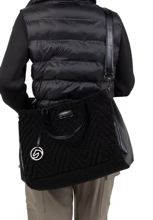 Sac fourre-tout noir avec un tissu texturé et duveteux et des accents en cuir lisse. Comprend deux anses et un charme logo. Une bandoulière réglable est incluse.