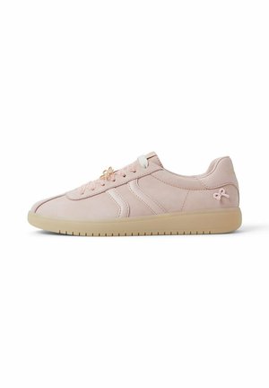 Roze suède sneaker met textuurzijpanelen, lichtgekleurde veters en een decoratieve bloemaccent op de tong. Rubberen zool voor grip.