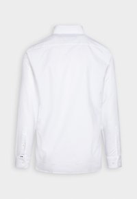Camisa blanca de manga larga con un diseño sencillo, cuello clásico, puños con botones y tela texturizada. La vista trasera muestra líneas limpias y sin patrones.