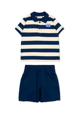 Polo a maniche corte con righe orizzontali blu navy e bianche e pantaloncini con elastico in vita blu navy con tasche.