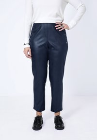 Marineblauwe neplederen broek met een slim fit, met een hoge taille, zichtbare knoopaccenten aan de zijkant en een gladde textuur.