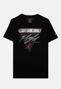 Černé tričko s krátkým rukávem vyroben�é z bavlny, s grafikou trojúhelníku, textem "NIKE", vertikálními liniemi a červenou siluetou skákající postavy.